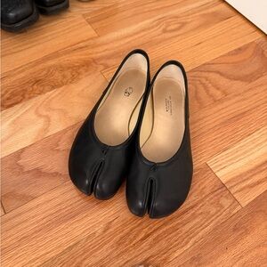 Woodchuck Sato Tabi flats shoes Onto